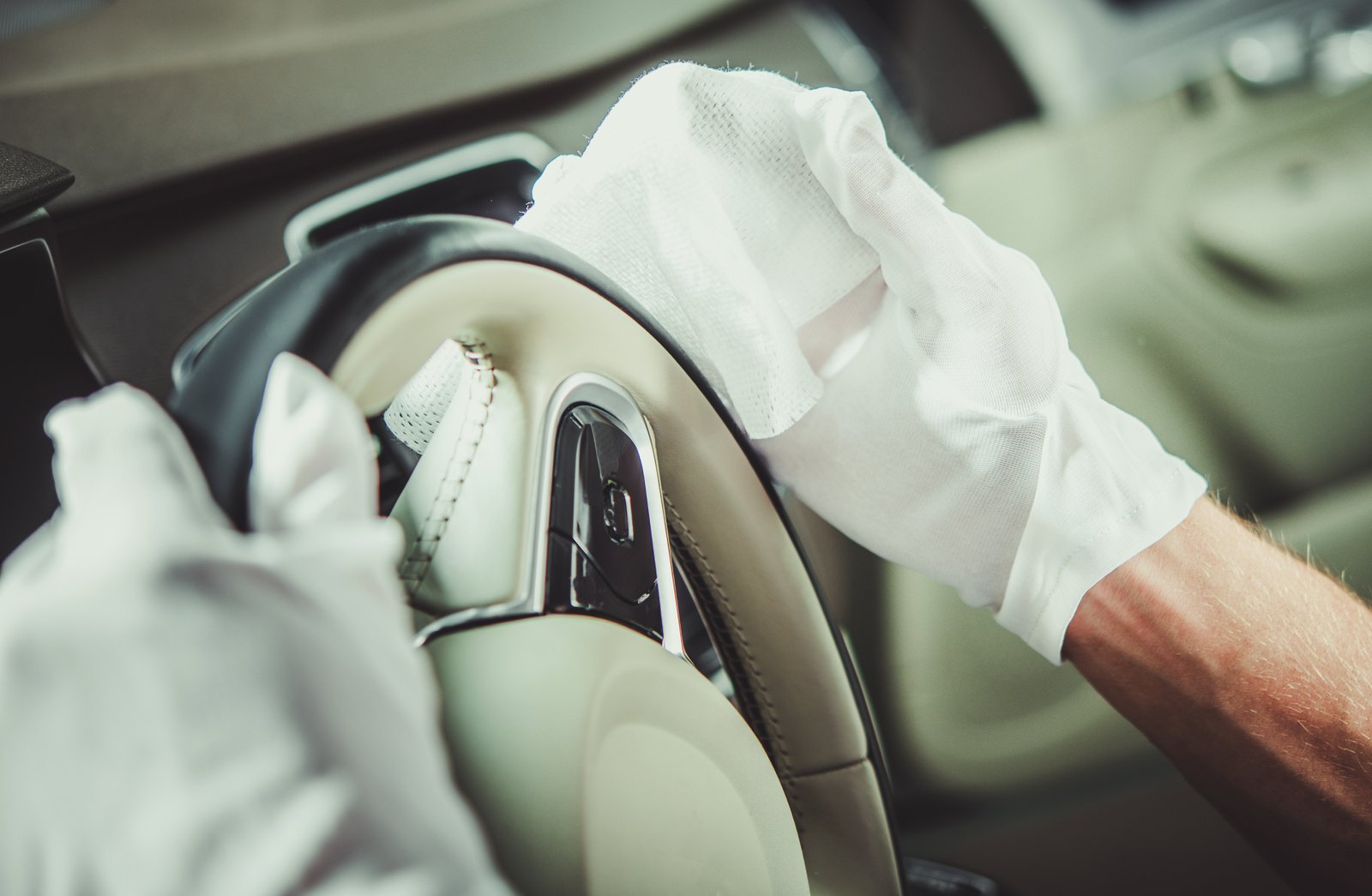 Hombre limpiando interior del coche